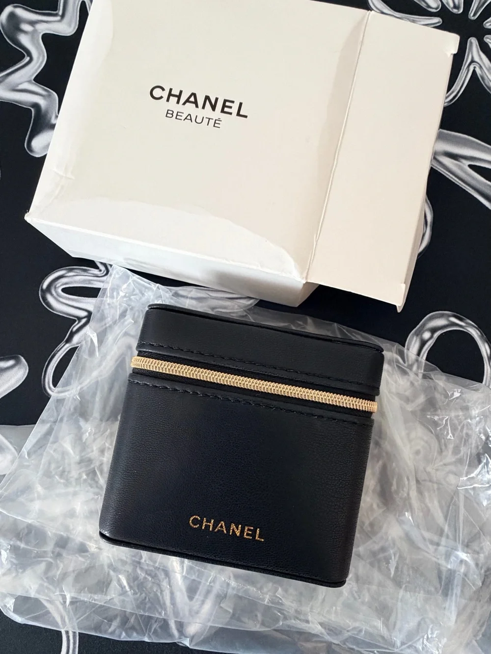 CHANEL GWP Lip Case with Mirror (hold 4 lips) Limited Edition